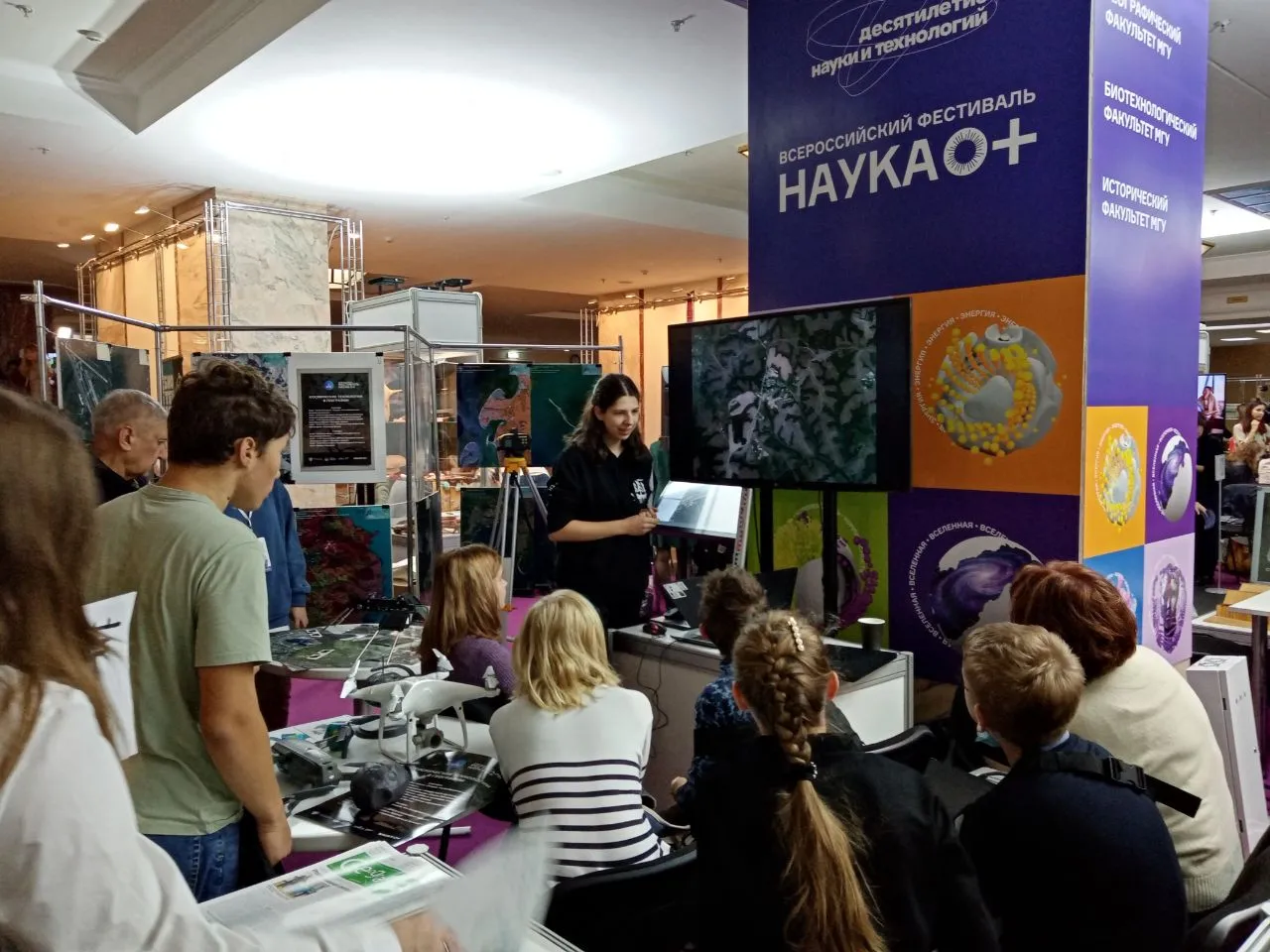 Студентка кафедры проводит мастер-класс на фестивале науки 2022